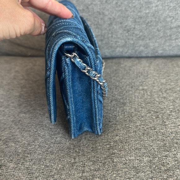 Tory Burch denim handbag with chain - Picture 3 of 6